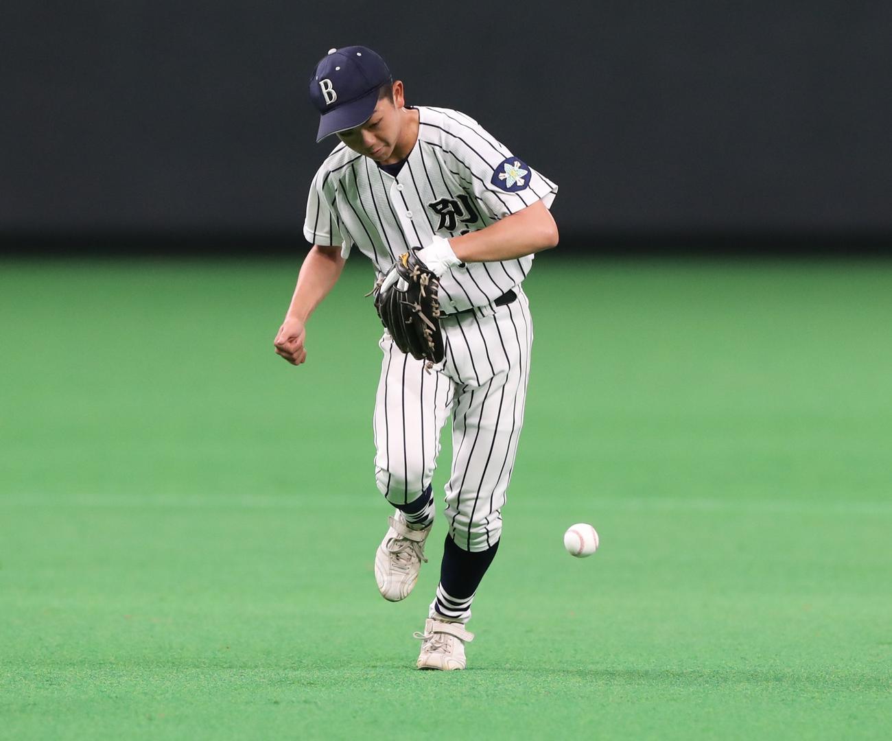 公式練習でノックを受ける別海ナイン（撮影・黒川智章）