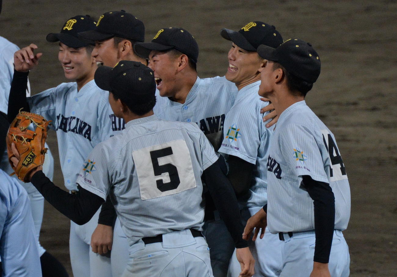 学法石川対聖和学園　勝利を喜ぶ学法石川・大栄（右から2番目）ら学法石川ナイン（撮影・濱本神威）