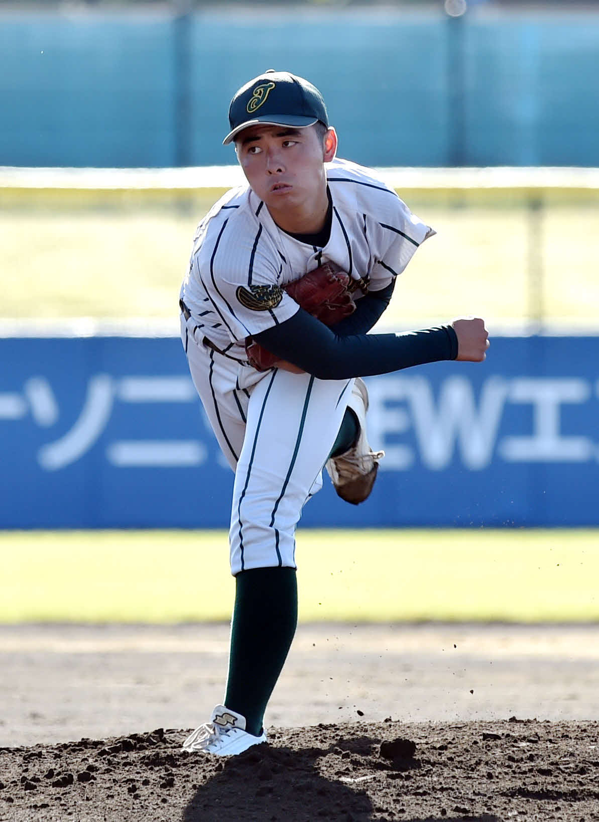 鶴岡東対弘前学院聖愛　力投する鶴岡東・岩下（撮影・相沢孔志）