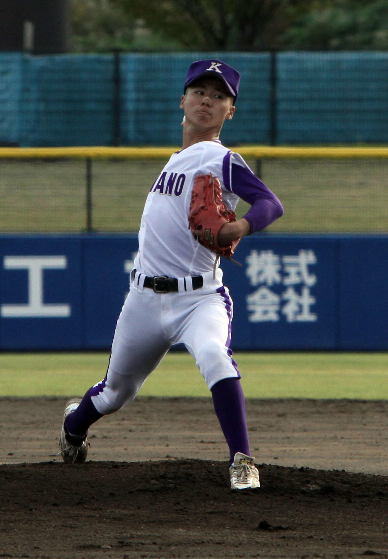 金足農対久慈　力投する金足農・花田（撮影・木村有優）