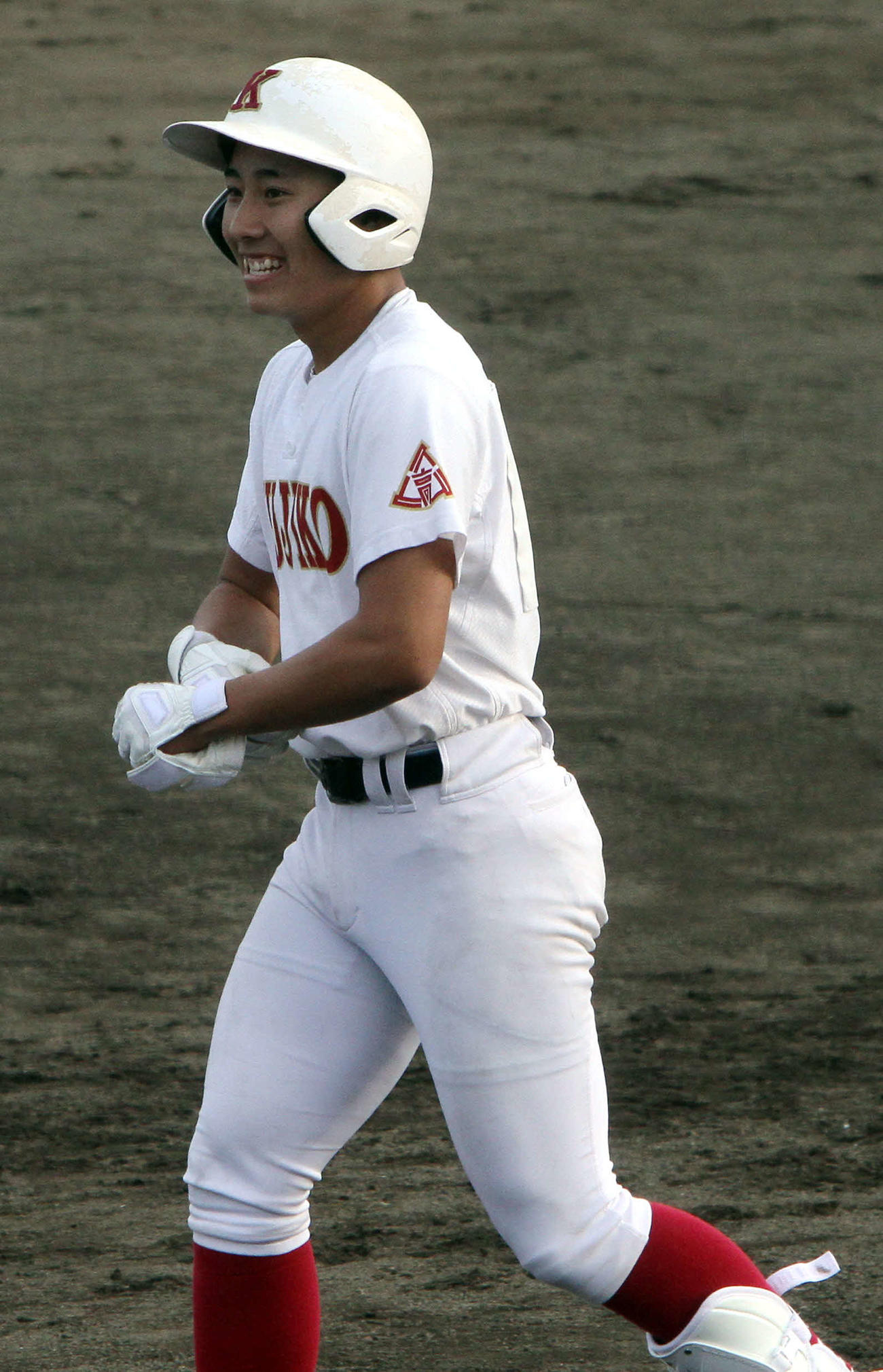 金足農対久慈　1回裏久慈2死満塁、内野安打で先制点を挙げ、笑顔を見せる大沢（撮影・木村有優）