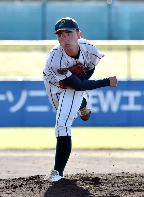 鶴岡東対弘前学院聖愛　力投する鶴岡東・岩下（撮影・相沢孔志）