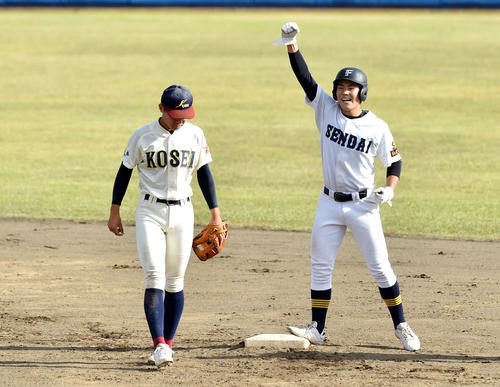 八戸学院光星対仙台一　7回裏仙台一1死一、二塁、左翼線に2点適時二塁打を放ち、右腕を突き上げる水上（撮影・相沢孔志）