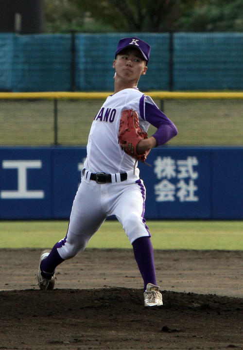 金足農対久慈　力投する金足農・花田（撮影・木村有優）