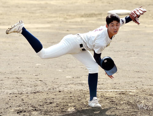 鶴岡東対弘前学院聖愛　「心」と書かれた帽子を落としながら力投する弘前学院聖愛・吹田（撮影・相沢孔志）