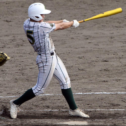 鶴岡東対弘前学院聖愛　10回表鶴岡東2死三塁、中適時二塁打を放つ小林（撮影・木村有優）