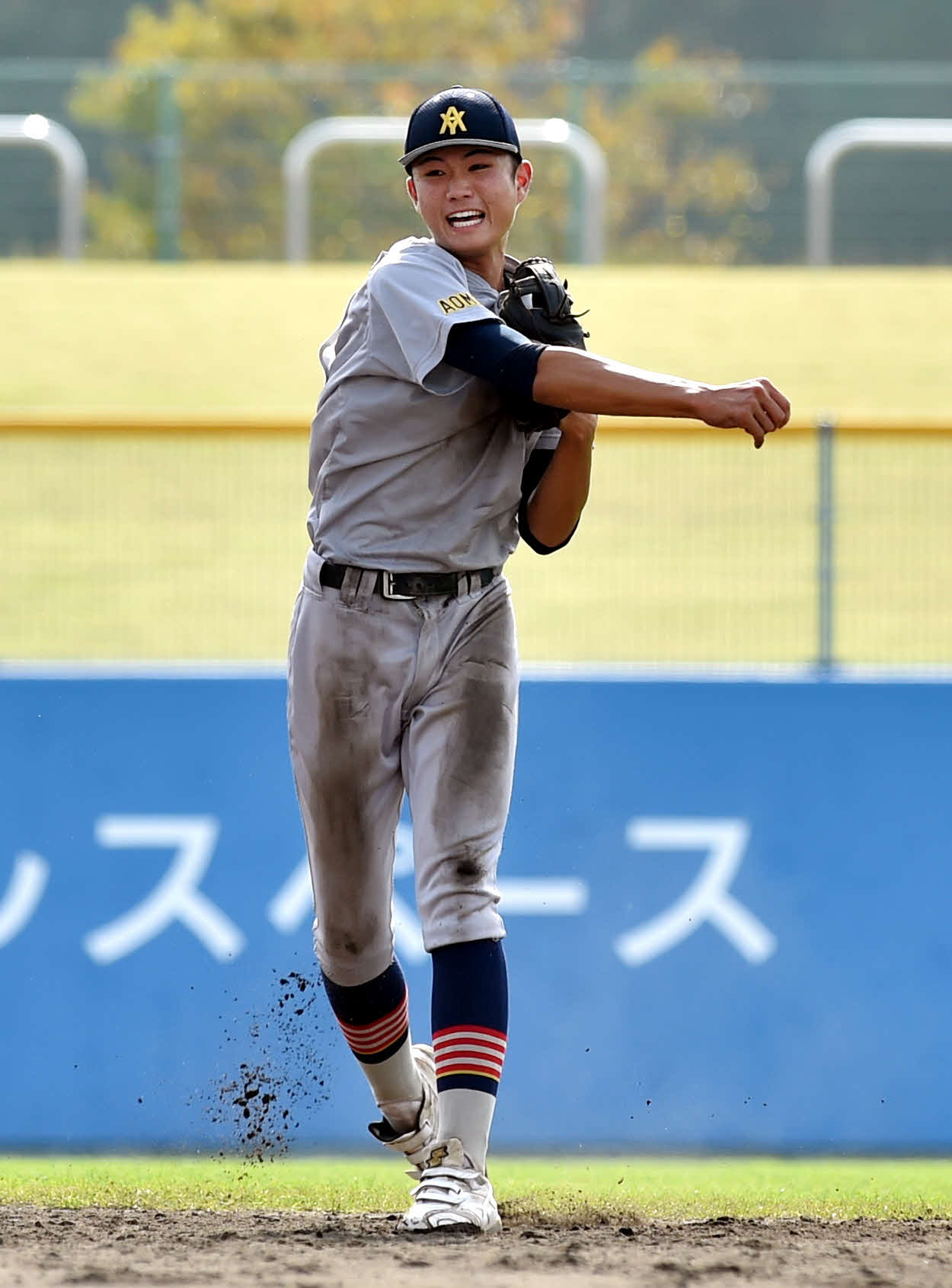 鶴岡東対青森山田　4回表鶴岡東1死、桜井の二ゴロを処理する伊藤英（撮影・相沢孔志）