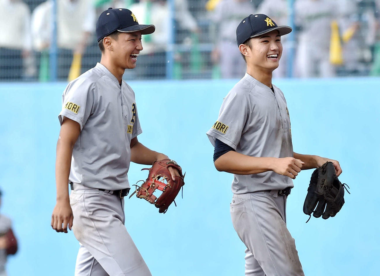 鶴岡東対青森山田　準決勝進出を決め、笑顔で整列に向かう青森山田・蝦名（左）と伊藤英（撮影・相沢孔志）