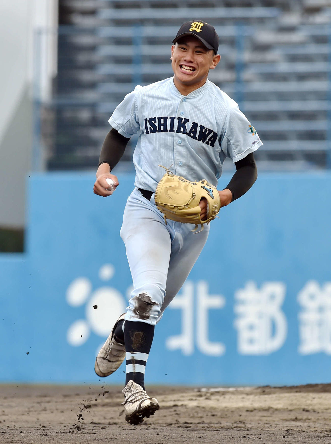 学法石川対金足農　1回を無失点に抑え、笑顔でベンチに引き揚げる学法石川・大栄（撮影・相沢孔志）