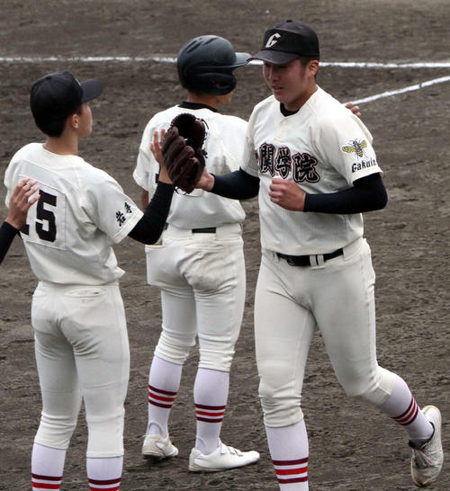 秋田修英対一関学院　5回裏を無失点に抑え、ベンチに迎えられる高沢（手前右）（撮影・木村有優）