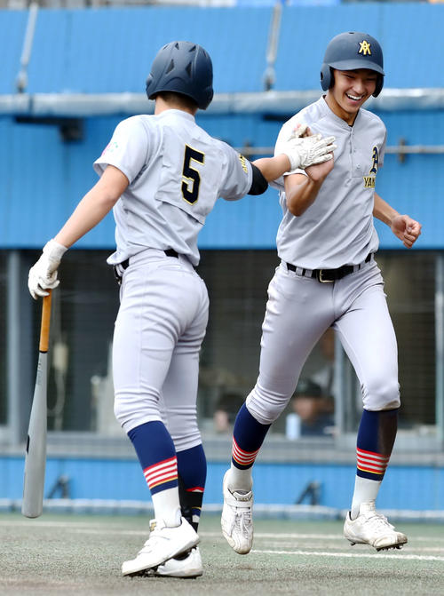 鶴岡東対青森山田　1回裏青森山田2死一、三塁、悪送球で生還し、菊池伊（左）とハイタッチする蝦名（撮影・相沢孔志）