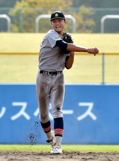 鶴岡東対青森山田　4回表鶴岡東1死、桜井の二ゴロを処理する伊藤英（撮影・相沢孔志）