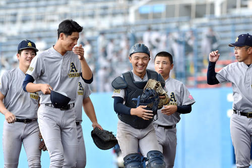 鶴岡東対青森山田　準決勝進出を決め、あいさつ後に笑顔でベンチに引き揚げる青森山田・橋場（中央）らナイン（撮影・相沢孔志）