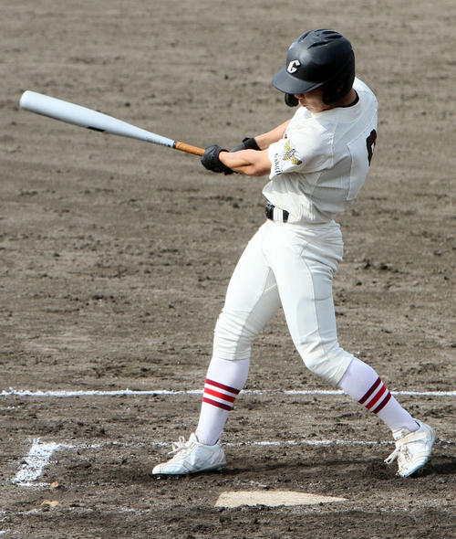 秋田修英対一関学院　3回表一関学院1死一、三塁で先制中適時二塁打を放つ山内（撮影・木村有優）