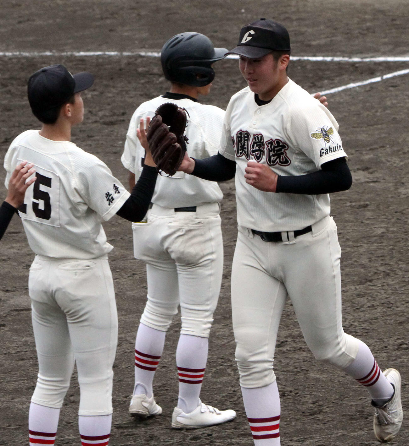 秋田修英対一関学院　5回裏を無失点に抑え、ベンチに迎えられる高沢（手前右）（撮影・木村有優）