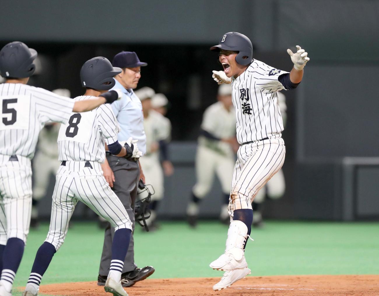 苫小牧中央対別海　9回裏別海無死一塁、左越え2点サヨナラ本塁打を放ちジャンプして生還する中道（撮影・黒川智章）