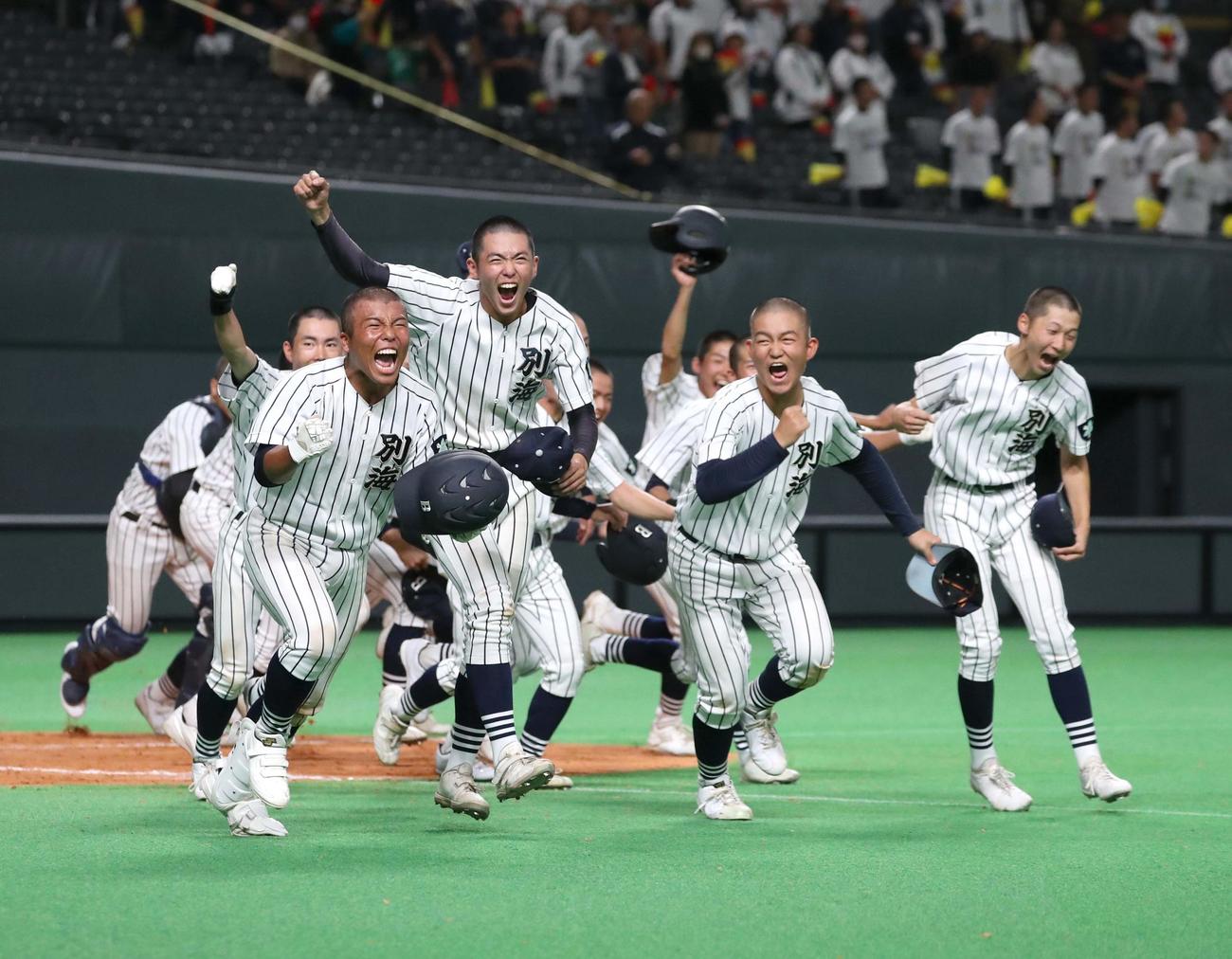 苫小牧中央対別海　1回戦をサヨナラ勝ちし歓喜する別海ナイン（撮影・黒川智章）