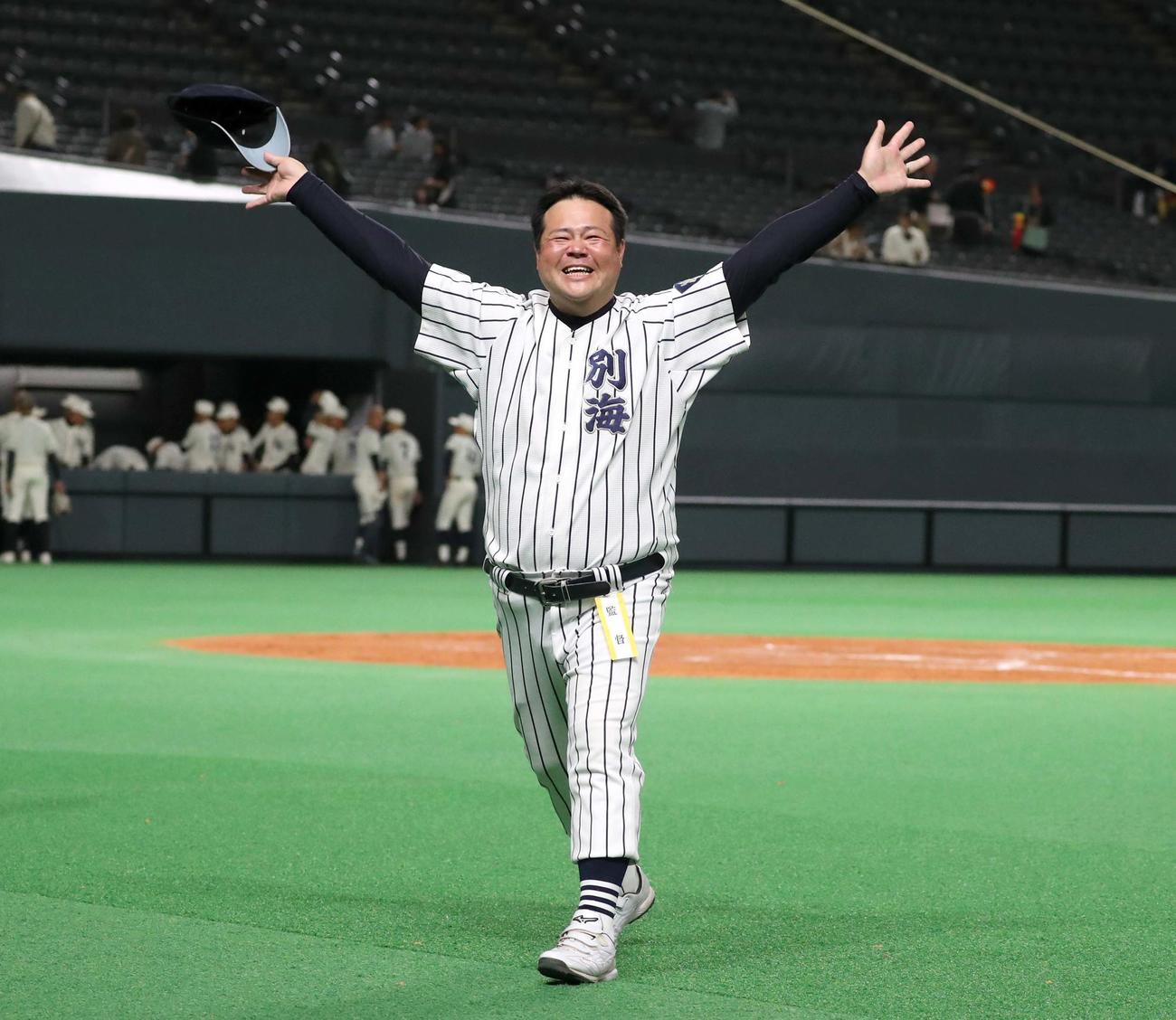 苫小牧中央対別海　1回戦をサヨナラ勝ちし笑顔の別海・島影監督（撮影・黒川智章）