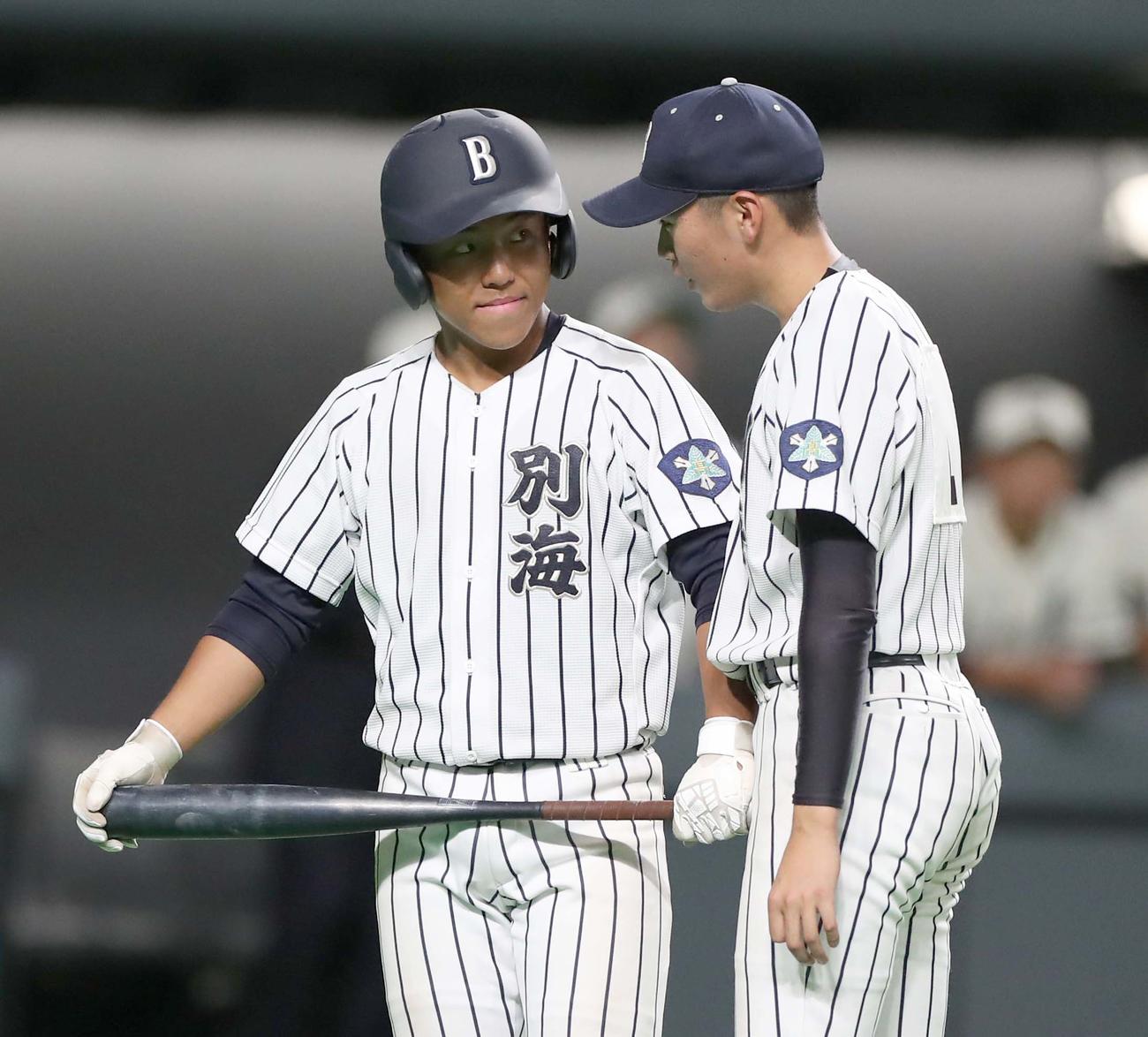苫小牧中央対別海　9回裏、打席に入る前に堺（右）からベンチの指示を聞く中道（撮影・黒川智章）