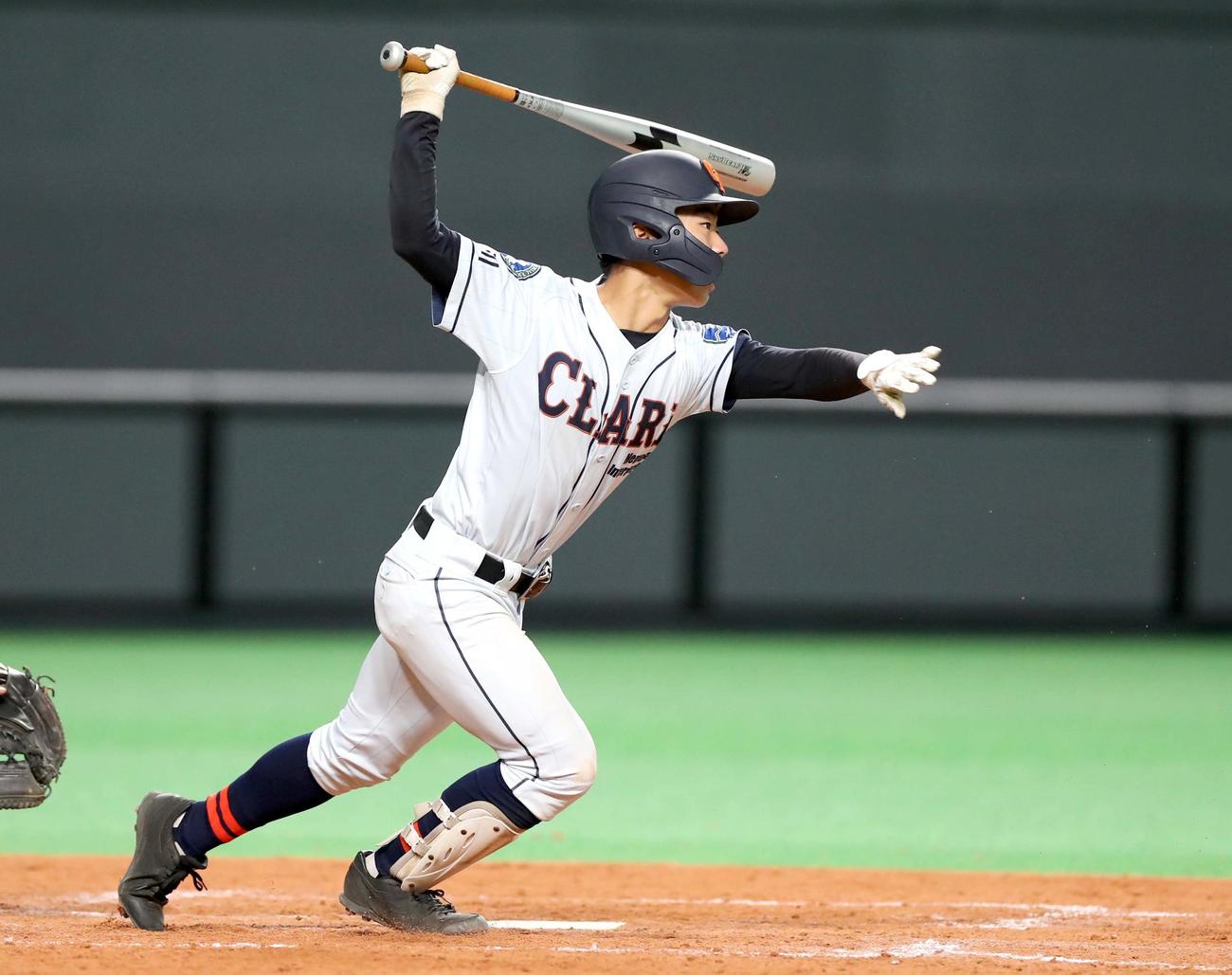 駒大苫小牧対クラーク　5回裏クラーク2死三塁、二前適時内野安打を放つ鈴木（撮影・黒川智章）