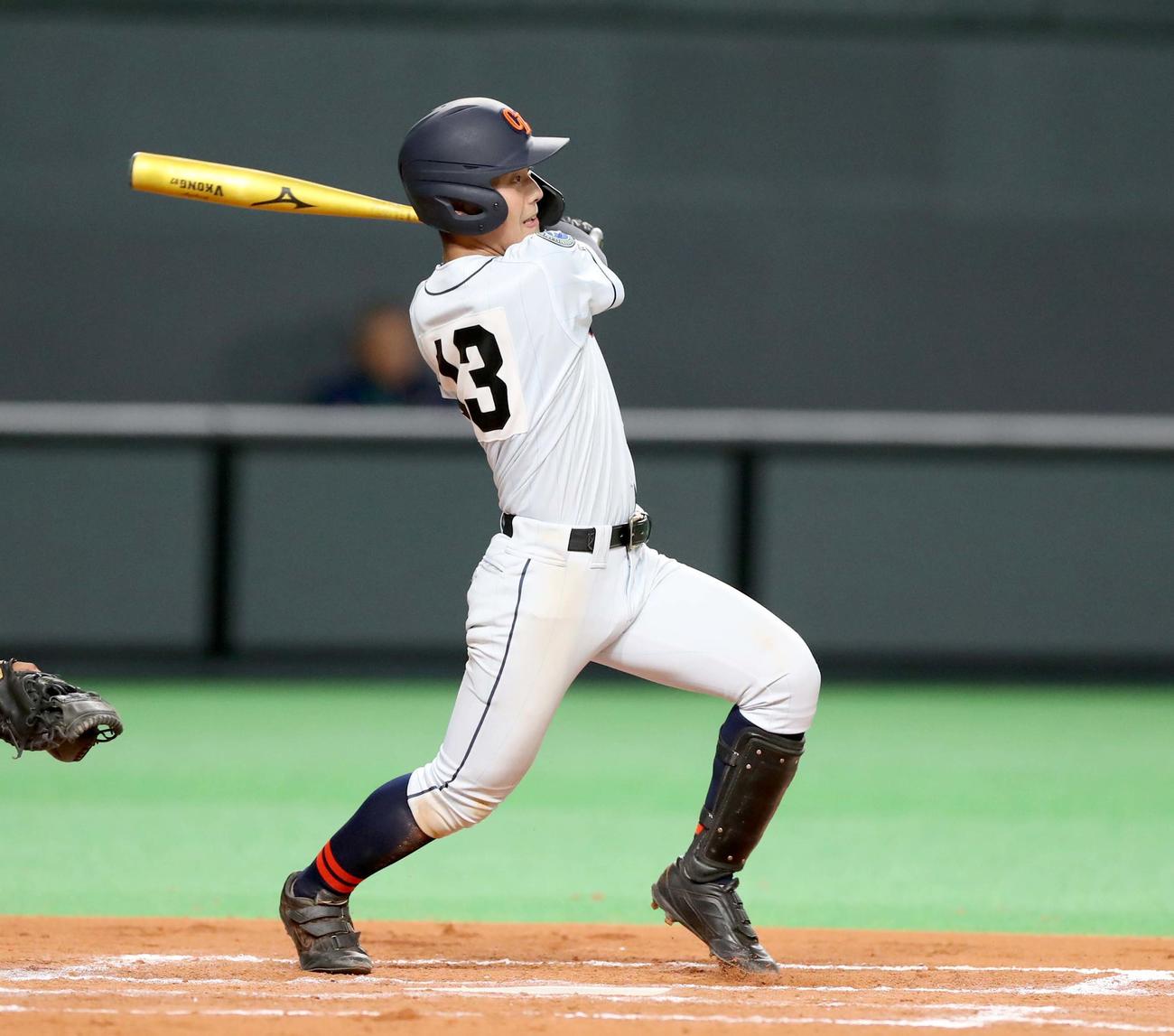 駒大苫小牧対クラーク　6回裏クラーク2死一、二塁、中越え2点適時二塁打を放つ金原（撮影・黒川智章）