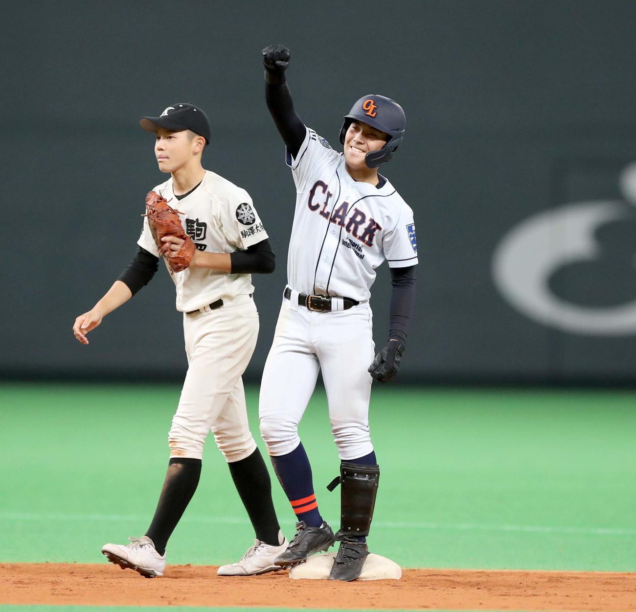 駒大苫小牧対クラーク　6回裏クラーク2死一、二塁、中越え2点適時二塁打を放ちガッツポーズの金原（撮影・黒川智章）