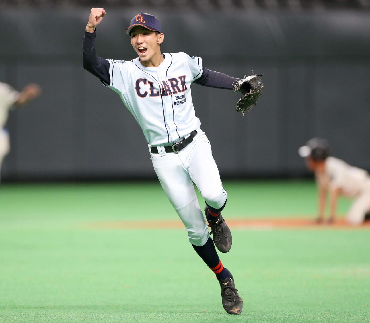 駒大苫小牧対クラーク　7回表駒大苫小牧1死三塁、太田を併殺にとりガッツポーズの佐藤（撮影・黒川智章）
