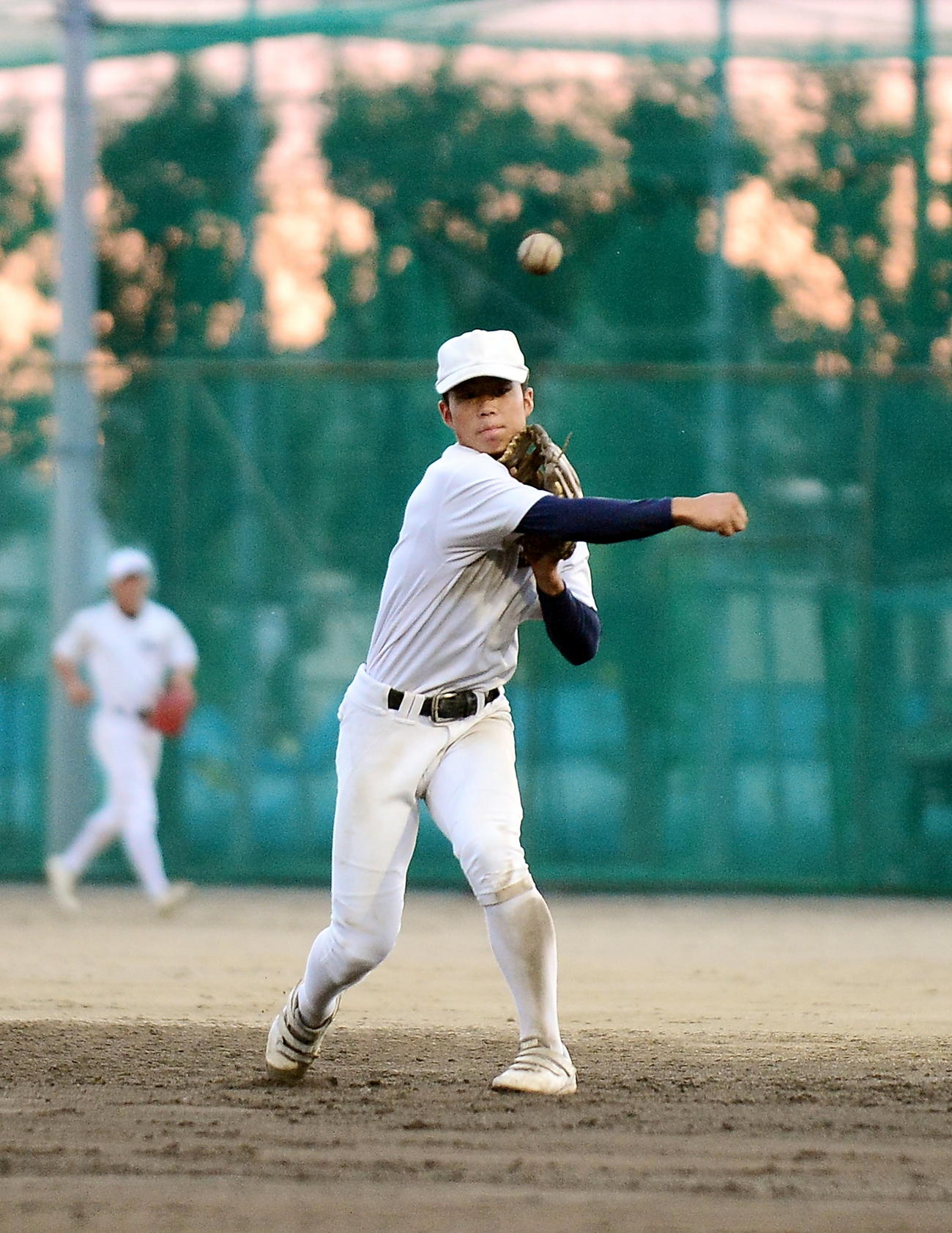 ノックをさばく藤枝明誠・一瀬主将