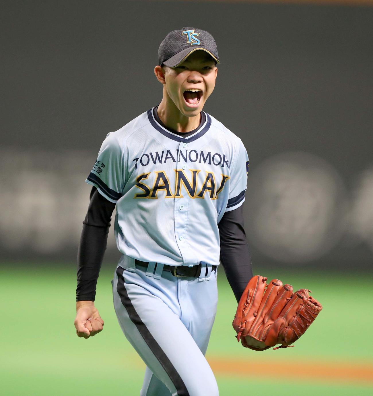酪農学園大とわの森三愛対札幌大谷　勝利の瞬間、叫ぶ酪農学園大とわの森三愛・貞尾（撮影・黒川智章）