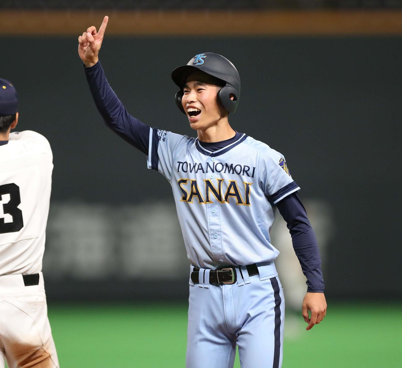 酪農学園大とわの森三愛対札幌大谷　8回表酪農学園大とわの森三愛2死三塁、中前適時打を放ち笑顔の佐々木（撮影・黒川智章）