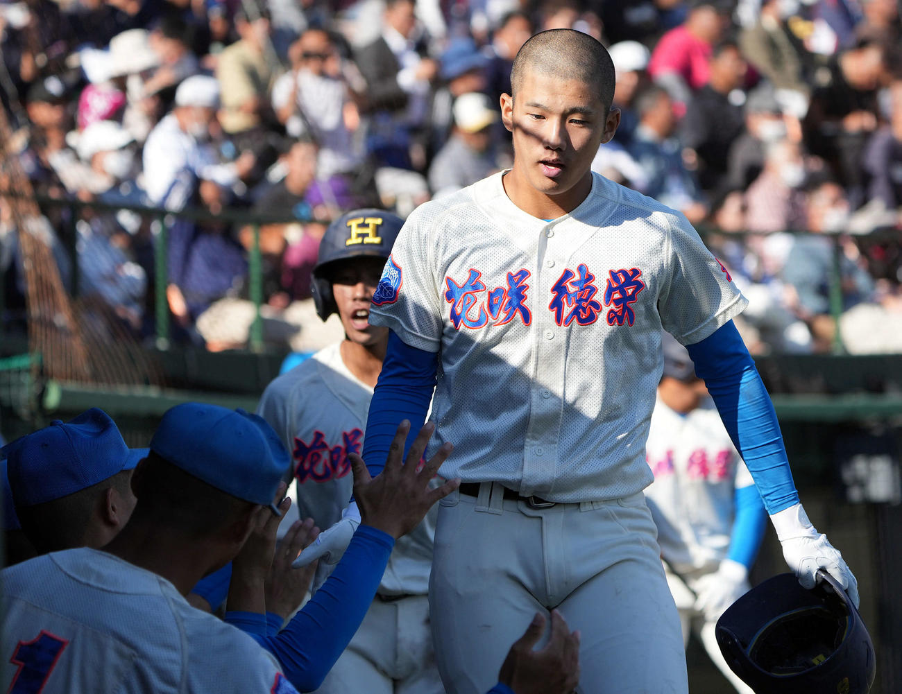 花咲徳栄対横浜　1回表花咲徳栄2死二塁、先制の2点本塁打を放った石塚（撮影・たえ見朱実）