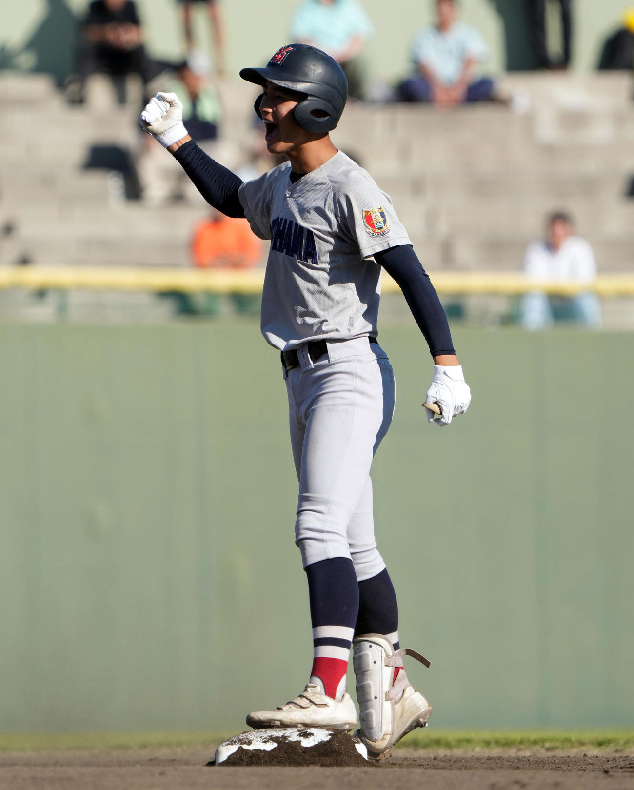 花咲徳栄対横浜　1回裏横浜二、三塁、中前に同点の2点適時三塁打を放つ椎木（撮影・たえ見朱実）