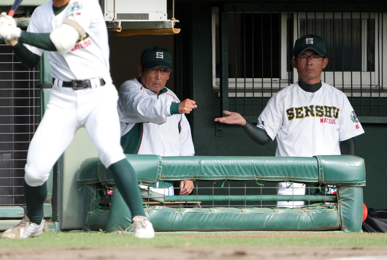 常総学院対専大松戸　選手に指示を出す専大松戸・持丸監督（左）（撮影・たえ見朱実）
