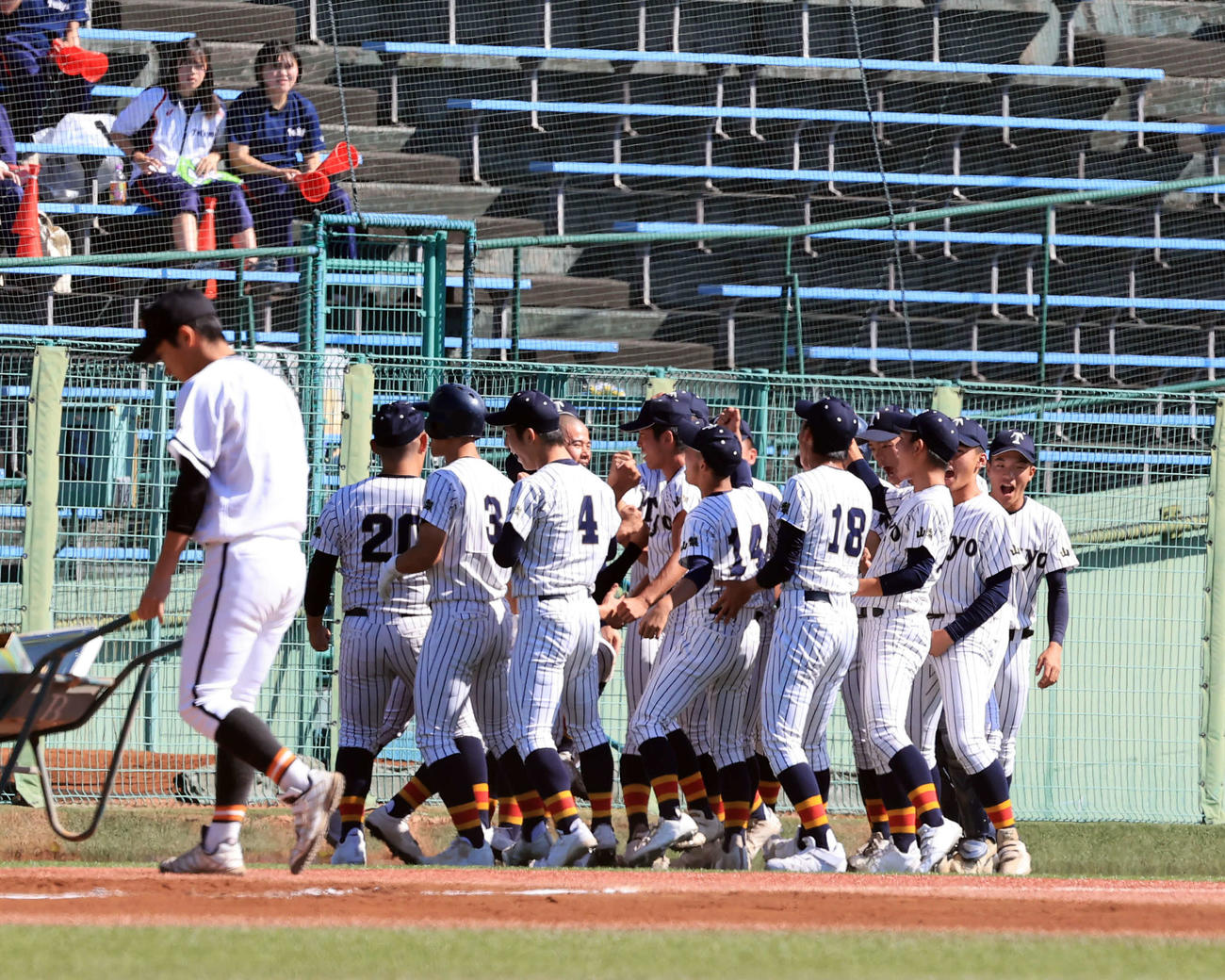 帝京三対明和県央　円陣で気合を入れる帝京三ナイン（撮影・浅見桂子）