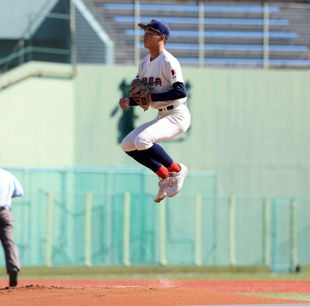 帝京三対明和県央　マウンドでジャンプする明和県央・小路颯（撮影・浅見桂子）