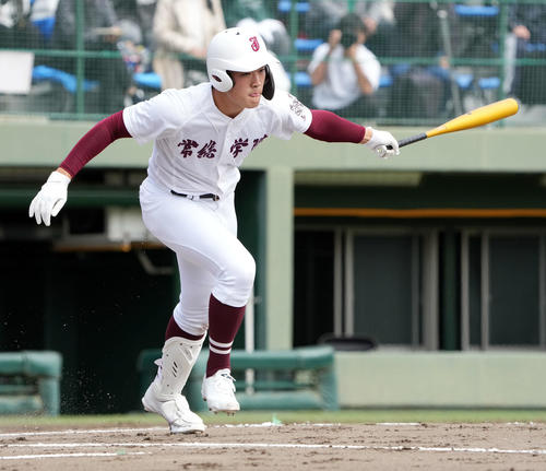 常総学院対専大松戸　1回表常総学院1死一、二塁、先制の適時打を放つ武田（撮影・たえ見朱実）