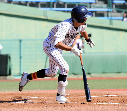 高校野球秋季関東大会　2回表帝京三2死三塁、舩脊は先制適時打を放つ（撮影・浅見桂子）