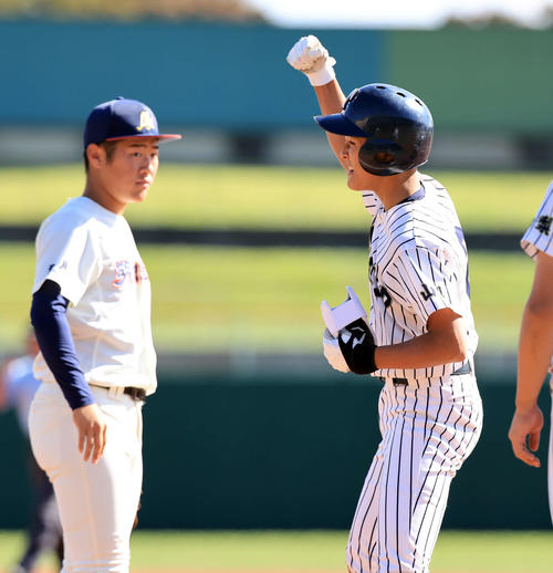 高校野球秋季関東大会　2回表帝京三2死三塁、舩脊は先制適時打を放ちガッツポーズ（撮影・浅見桂子）