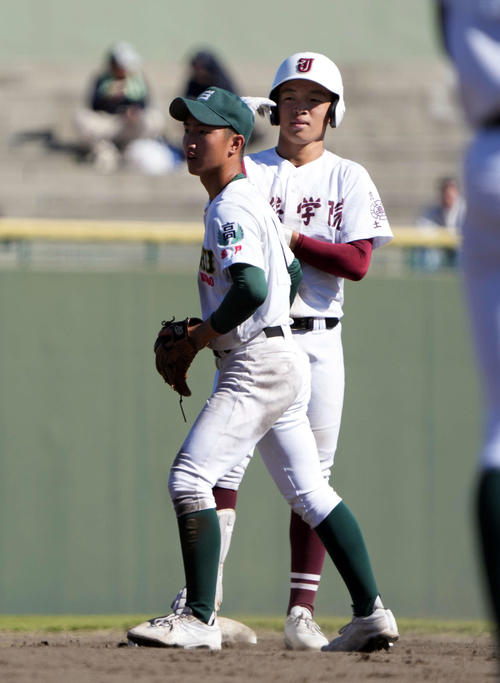 常総学院対専大松戸　8回表常総学院無死二塁、右前に適時二塁打を放った片岡（撮影・たえ見朱実）