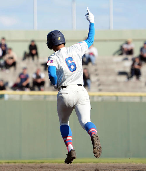 花咲徳栄対横浜　1回表花咲徳栄2死二塁、先制の2点本塁打を放った石塚（撮影・たえ見朱実）