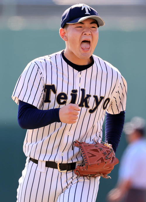 帝京三対明和県央　6回裏明和県央の攻撃を抑えた帝京三・橋本は、雄たけびを上げてガッツポーズ（撮影・浅見桂子）