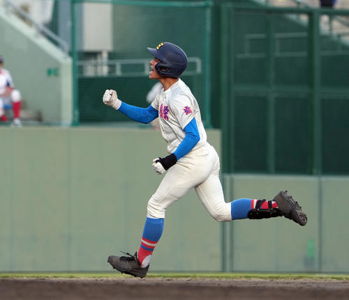 花咲徳栄対横浜　7回表花咲徳栄1死、ソロ本塁打を放った横山（撮影・たえ見朱実）
