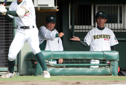 常総学院対専大松戸　選手に指示を出す専大松戸・持丸監督（左）（撮影・たえ見朱実）