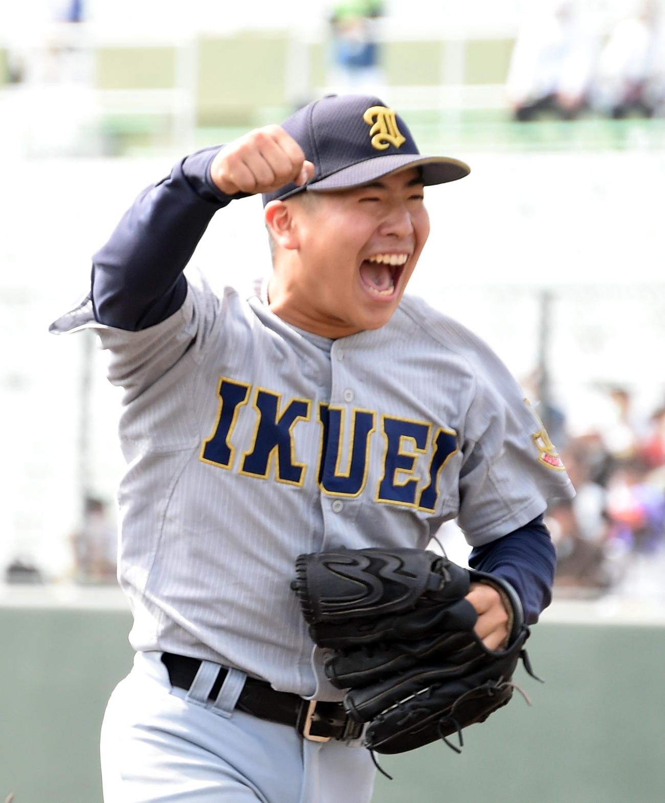 9回に2アウトを奪い、笑顔でベンチに引き揚げる木村
