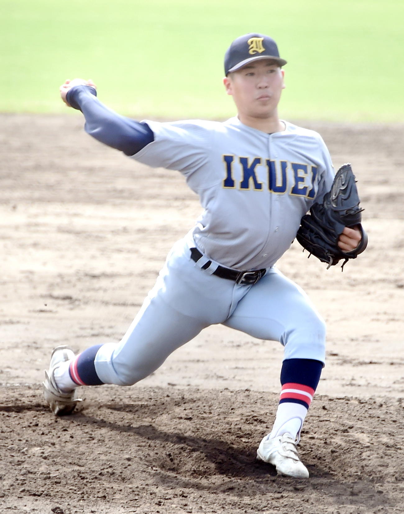 サイドスローで投げる仙台育英・木村（撮影・山田愛斗）