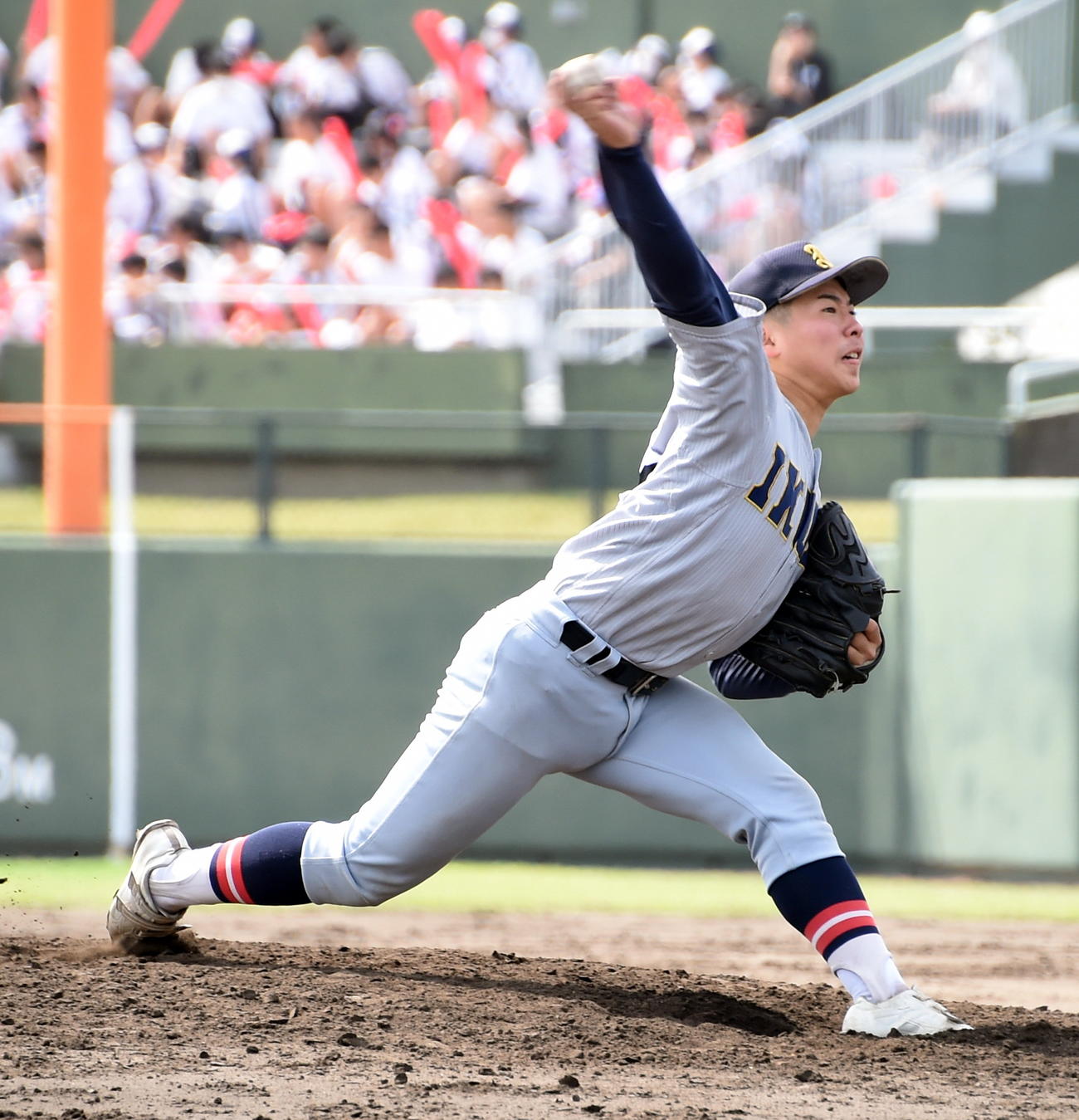オーバースローで投げる仙台育英・木村（撮影・山田愛斗）