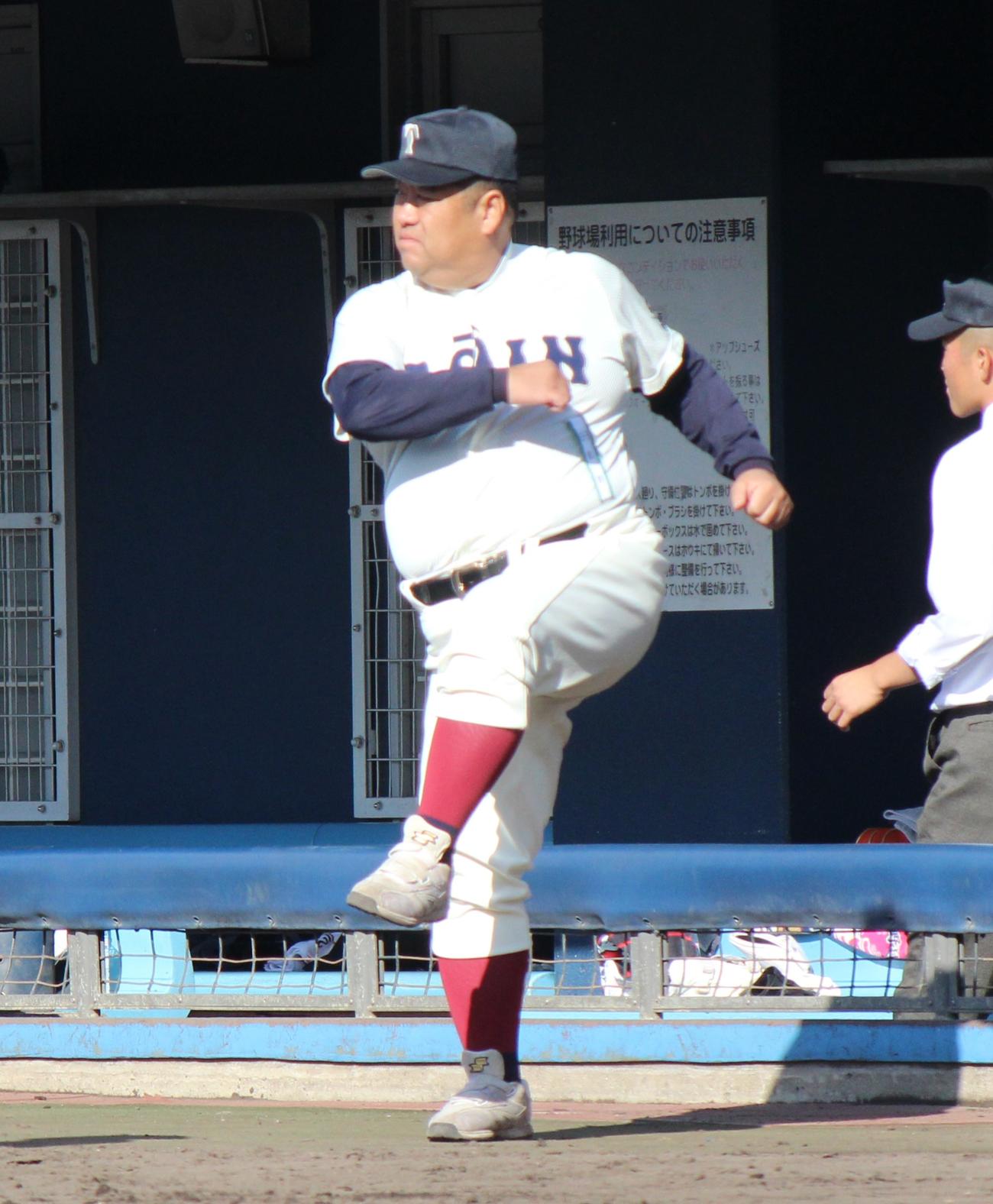 ストレッチする大阪桐蔭・西谷浩一監督（撮影・柏原誠）