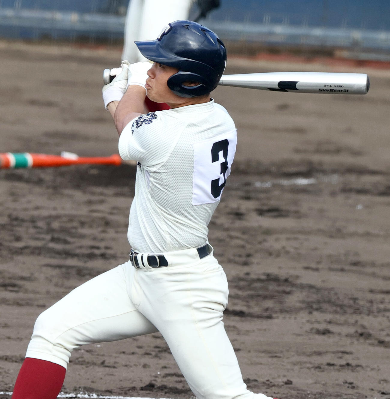 高田商対大阪桐蔭　3回裏大阪桐蔭無死一塁、内山は右前打を放つ（撮影・上山淳一）