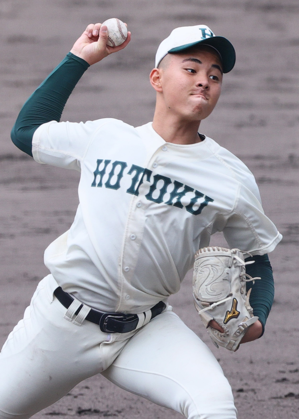 報徳学園対奈良大付　力投する報徳学園の間木（撮影・上山淳一）