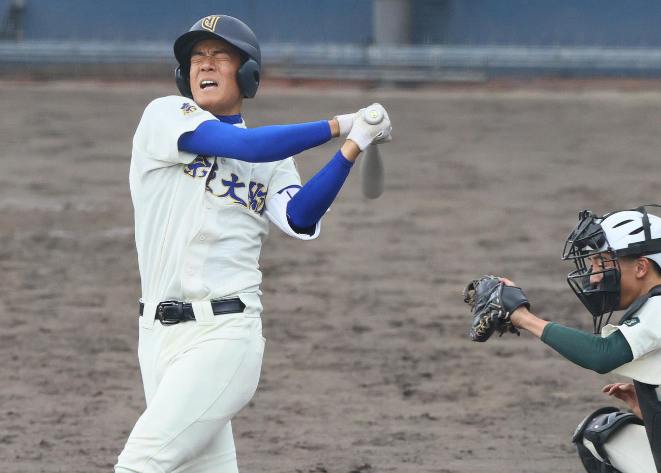 報徳学園対奈良大付　9回裏奈良大付2死満塁、杉山は空振り三振に倒れ悔しがる。捕手徳田（撮影・上山淳一）
